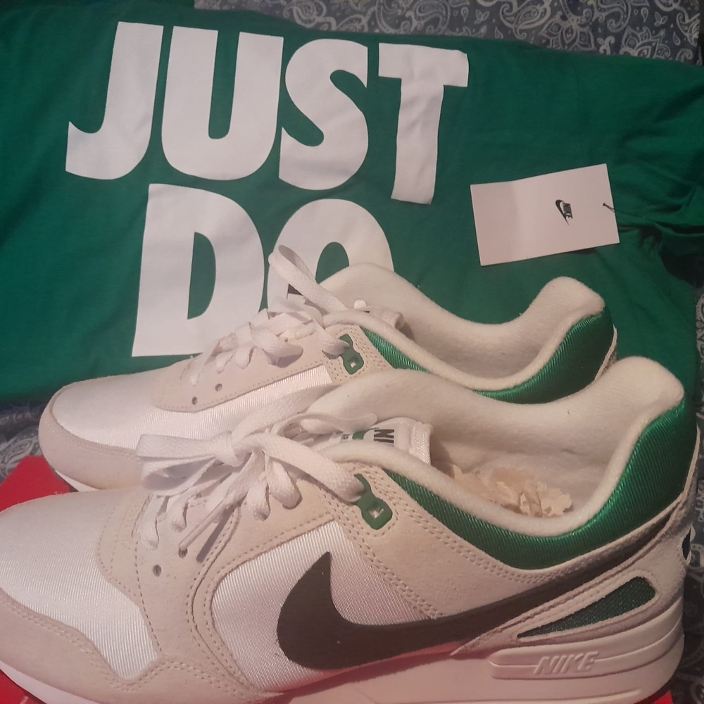 Nike White and Green Sneakers